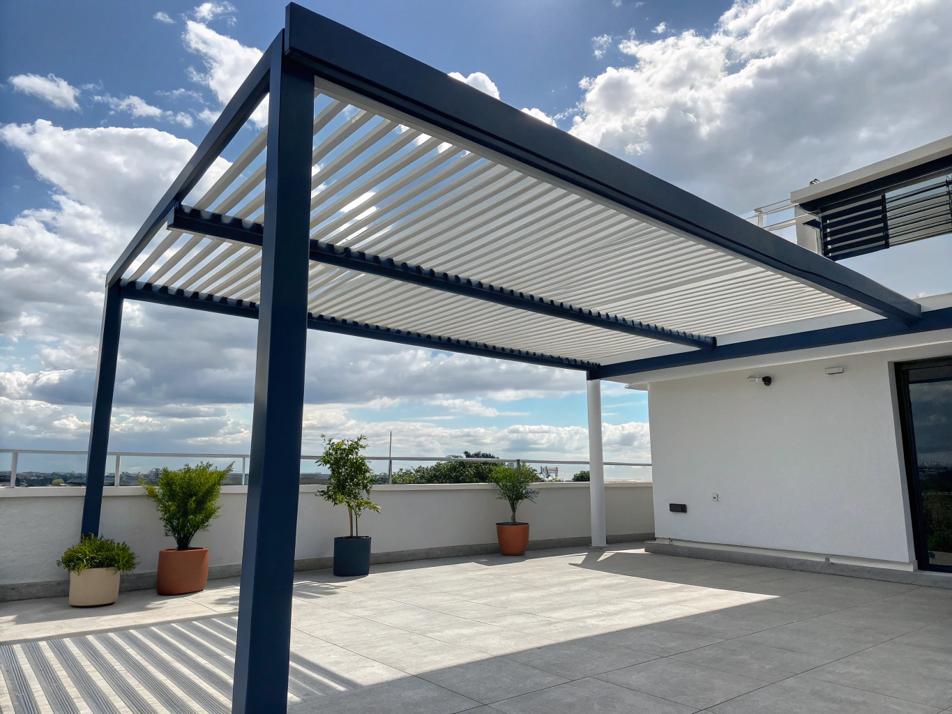 Pergola bioclimatique moderne avec lames orientables et éclairage LED